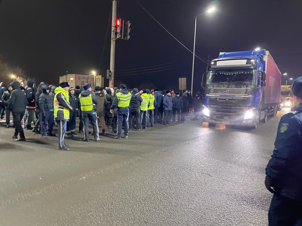 Инцидент на дороге в Уральске: в акимате пообещали больше не отключать электроэнергию